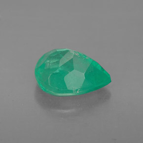 1.58カラットの天然グリーンエメラルド（8.8×7 mm・洋梨の形）