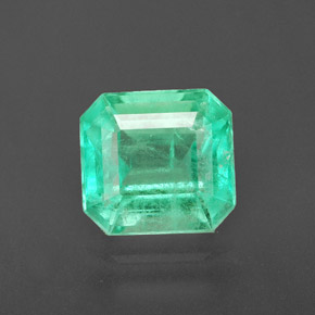1.83カラットの天然グリーンエメラルド（7.7×7.2 mm・エメラルドカット）