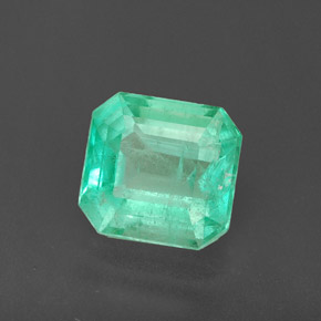 1.83カラットの天然グリーンエメラルド（7.7×7.2 mm・エメラルドカット）