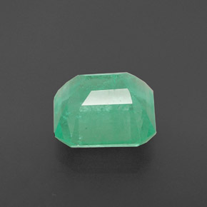 1.83カラットの天然グリーンエメラルド（7.7×7.2 mm・エメラルドカット）