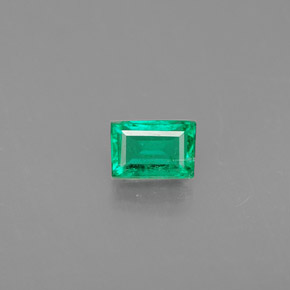 0.33カラットの天然グリーンエメラルド（4.8×3.3 mm・バゲット）