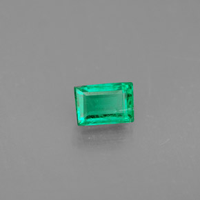 0.33カラットの天然グリーンエメラルド（4.8×3.3 mm・バゲット）