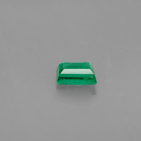 0.33カラットの天然グリーンエメラルド（4.8×3.3 mm・バゲット）