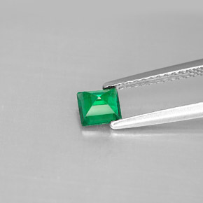 0.40カラットの天然グリーンエメラルド（4.6×4.4 mm・バゲット）