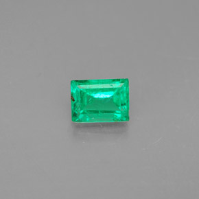 0.38カラットの天然グリーンエメラルド（4.9×3.6 mm・バゲット）