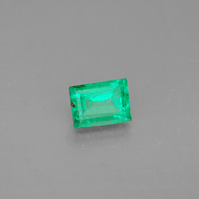 0.38カラットの天然グリーンエメラルド（4.9×3.6 mm・バゲット）