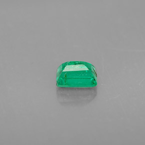 0.38カラットの天然グリーンエメラルド（4.9×3.6 mm・バゲット）