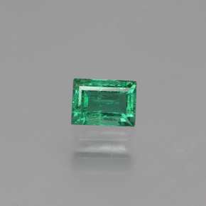 0.34カラットの天然グリーンエメラルド（4.7×3.4 mm・バゲット）