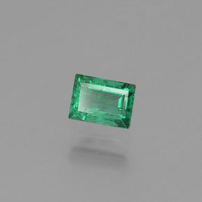 0.34カラットの天然グリーンエメラルド（4.7×3.4 mm・バゲット）