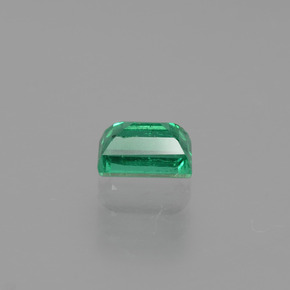 0.34カラットの天然グリーンエメラルド（4.7×3.4 mm・バゲット）