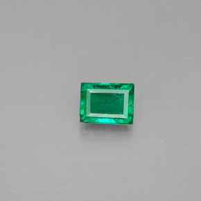 0.30カラットの天然グリーンエメラルド（4.5×3.5 mm・バゲット）