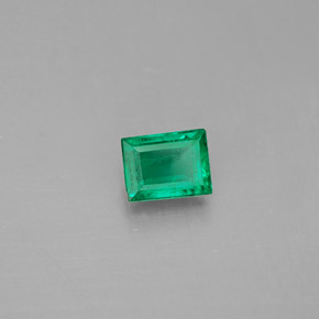 0.30カラットの天然グリーンエメラルド（4.5×3.5 mm・バゲット）