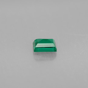 0.30カラットの天然グリーンエメラルド（4.5×3.5 mm・バゲット）