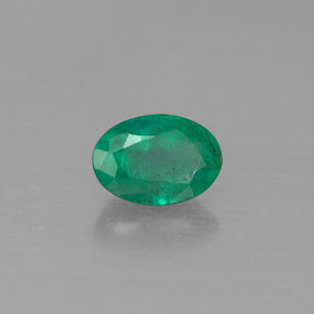 0.42カラットの天然グリーンエメラルド（5.9×4.1 mm・オーバルカット）