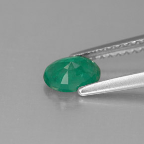 0.42カラットの天然グリーンエメラルド（5.9×4.1 mm・オーバルカット）