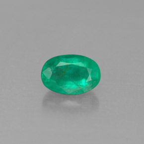 0.45カラットの天然グリーンエメラルド（5.9×4 mm・オーバルカット）