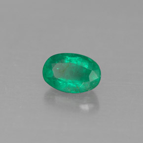 0.45カラットの天然グリーンエメラルド（5.9×4 mm・オーバルカット）