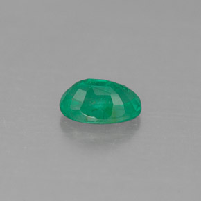 0.45カラットの天然グリーンエメラルド（5.9×4 mm・オーバルカット）