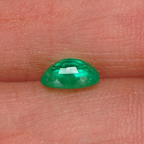 0.44カラットの天然グリーンエメラルド（6×4.1 mm・オーバルカット）