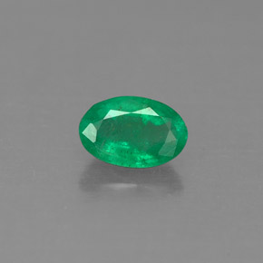 0.49カラットの天然グリーンエメラルド（6.2×4.1 mm・オーバルカット）
