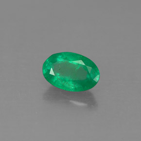 0.49カラットの天然グリーンエメラルド（6.2×4.1 mm・オーバルカット）