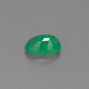 0.49カラットの天然グリーンエメラルド（6.2×4.1 mm・オーバルカット）