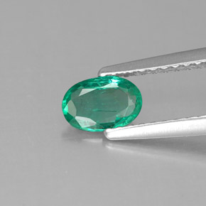 0.39カラットの天然グリーンエメラルド（6.1×4.1 mm・オーバルカット）