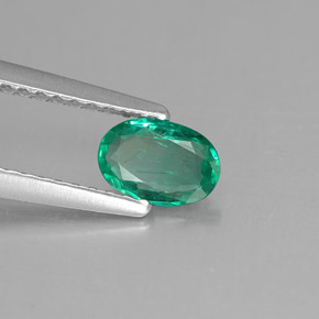 0.39カラットの天然グリーンエメラルド（6.1×4.1 mm・オーバルカット）