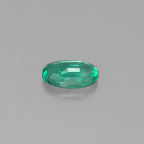 0.39カラットの天然グリーンエメラルド（6.1×4.1 mm・オーバルカット）