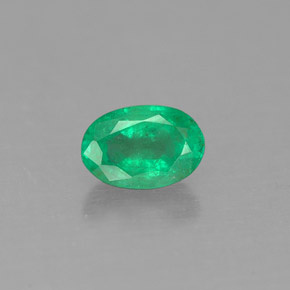 0.50カラットの天然グリーンエメラルド（6.1×4.2 mm・オーバルカット）