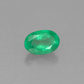 0.50カラットの天然グリーンエメラルド（6.1×4.2 mm・オーバルカット）