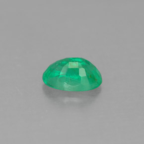 0.50カラットの天然グリーンエメラルド（6.1×4.2 mm・オーバルカット）