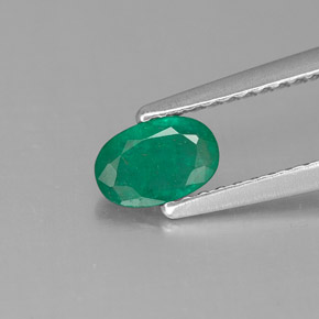 0.41カラットの天然グリーンエメラルド（6.1×4.1 mm・オーバルカット）