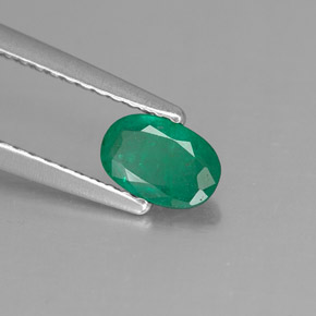 0.41カラットの天然グリーンエメラルド（6.1×4.1 mm・オーバルカット）