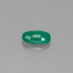 0.41カラットの天然グリーンエメラルド（6.1×4.1 mm・オーバルカット）