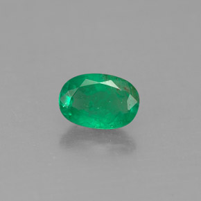 0.45カラットの天然グリーンエメラルド（6×4.1 mm・オーバルカット）