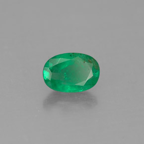 0.45カラットの天然グリーンエメラルド（6×4.1 mm・オーバルカット）