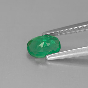 0.45カラットの天然グリーンエメラルド（6×4.1 mm・オーバルカット）