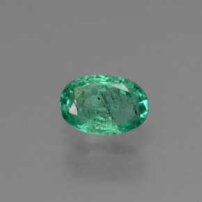 0.49カラットの天然グリーンエメラルド（6×4.1 mm・オーバルカット）