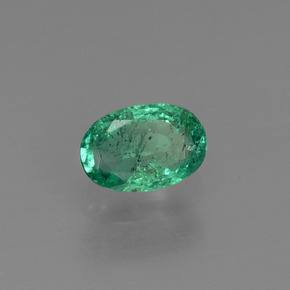 0.49カラットの天然グリーンエメラルド（6×4.1 mm・オーバルカット）