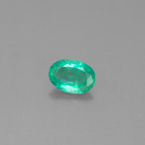 0.35カラットの天然グリーンエメラルド（5.8×4.1 mm・オーバルカット）