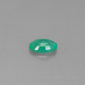 0.35カラットの天然グリーンエメラルド（5.8×4.1 mm・オーバルカット）