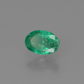 0.40カラットの天然グリーンエメラルド（5.8×4 mm・オーバルカット）