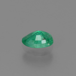 0.40カラットの天然グリーンエメラルド（5.8×4 mm・オーバルカット）