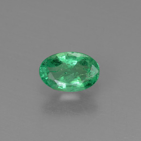 0.38カラットの天然グリーンエメラルド（5.9×4 mm・オーバルカット）