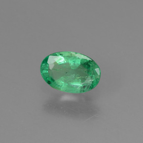 0.38カラットの天然グリーンエメラルド（5.9×4 mm・オーバルカット）
