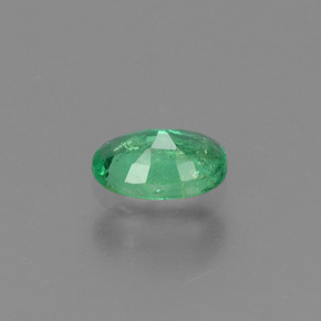 0.38カラットの天然グリーンエメラルド（5.9×4 mm・オーバルカット）