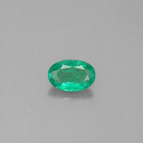 0.38カラットの天然グリーンエメラルド（6×4 mm・オーバルカット）
