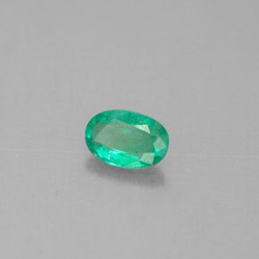0.38カラットの天然グリーンエメラルド（6×4 mm・オーバルカット）