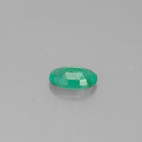 0.38カラットの天然グリーンエメラルド（6×4 mm・オーバルカット）